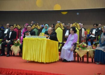 TUANKU Syed Sirajuddin Jamalullail berkenan berangkat menyempurnakan simbolik pemasyhuran  Dewan Tuanku
Canselor Unimap di Pauh Putra, semalam.-UTUSAN