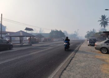 KEADAAN sekitar sekolah di daerah ini terjejas akibat jerebu susulan kebakaran tanah gambut di Kampung Kua, Gunong, Bachok, Kelantan.