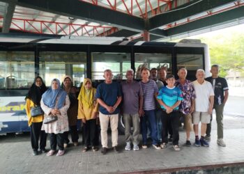 PENDUDUK termasuk warga emas dan golongan berpendapatan rendah masih bergantung kepada perkhidmatan bas henti-henti antara Kuala Kangsar-Gerik di Terminal Bas Lenggong, Perak. - UTUSAN/FADZIL ZAINOL