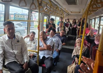 PENUMPANG menggunakan perkhidmatan bas di laluan Kuala Kangsar-Lenggong dan Gerik yang meneruskan operasi hari ini.