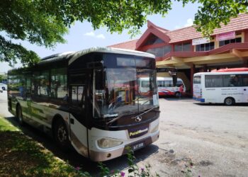 PERKHIDMATAN bas dari Kuala Kangsar ke Gerik yang dihentikan pada 31 Mac lalu beroperasi semula mulai hari ini. - UTUSAN