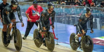 (DARI kiri) Adib Andhar Andan, Muhammad Fadhil Zonis dan Mohd Akmal Nazimi Jusena pada pusingan akhir Piala Dunia Trek di Velodrom Nasional, Nilai, hari ini. - UTUSAN/ISKANDAR ISHAK