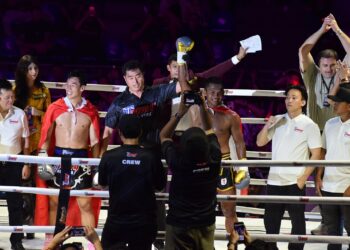Legenda Muay Thai, Buakaw Banchamek  (angkat tangan) ketika memenangi menentang pencabar dari China, Meng Gaofeng dalam aksi T-Fight All Star di Stadium Titiwangsa, semalam. - IHSAN FACEBOOK PGX
