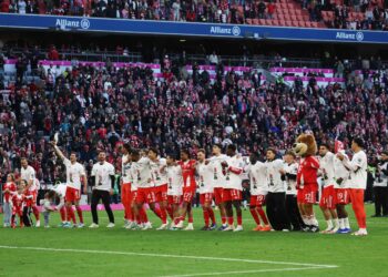 Pemain Bayern Munich meraikan kejayaan menjuarai Bundesliga selepas menewaskan VfB Stuttgart 4-2 di Munich dengan Harry Kane turut menyumbang jaringan ke-32 musim ini. - AFP