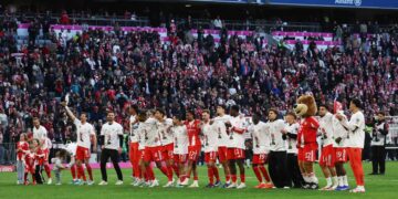 Pemain Bayern Munich meraikan kejayaan menjuarai Bundesliga selepas menewaskan VfB Stuttgart 4-2 di Munich dengan Harry Kane turut menyumbang jaringan ke-32 musim ini. - AFP
