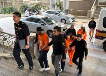 EMPAT suspek ditahan reman SPRM kerana disyaki terlibat dalam sindiket pengisytiharan palsu barang import di Mahkamah Majistret Putrajaya.