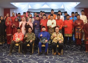 FATHUL Bari Mat Jahya (duduk,dua dari kanan) bergambar bersama pada Majlis Perasmian Serentak Persidangan Tahunan Cawangan-Cawangan (Empat Peringkat) UMNO Bahagian Kangar di Hotel Putra Regency, Kangar, Perlis. -UTUSAN/ASYRAF MUHAMMAD