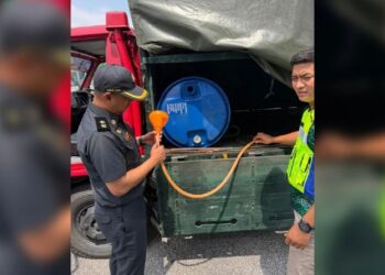 TONG plastik di atas sebuah lori yang diisi diesel menggunakan kad fleet milik ahli keluarga di sebuah stesen minyak di Yan. - Ihsan KPDN