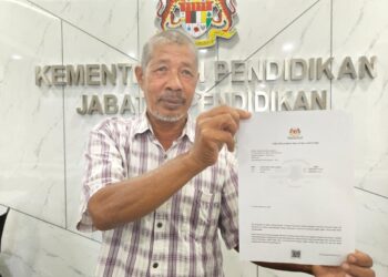 HAMIDAN Yahya,61, menunjukkan keputusan yang diperoleh iaitu B bagi mata pelajaran Matematik dan C+ untuk subjek Sains dalam keputusan SPM di Kangar, Perlis semalam.-UTUSAN
