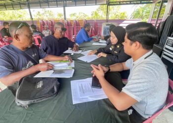 PEMILIK jentera pertanian yang hadir pada program Permohonan Permit Khas Pembelian Petrol dan Diesel di Lubuk Pinang Air Hitam di Jerlun.