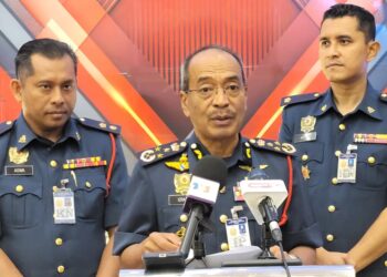 AHMAD Izham Osman (tengah) dalam sidang akhbar selepas Majlis Penganugerahan Anugerah Perkhidmatan Cemerlang (APC) Tahun 2025 dan Sijil Perkhidmatan 30 Tahun JBPM Negeri Kelantan di Kota Bharu, Kelantan. - UTUSAN/MUSTAQIM MOHAMED