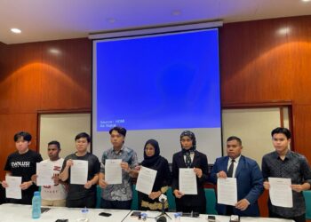 BRENDON Gan (tengah) pada sidang media khas bersama Sekretariat Reformasi Institusi Pendidikan Tinggi( #ReformIPT)