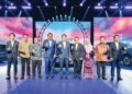 SIM Tze Tzin (tengah) pada majlis pelancaran kenderaan elektrik vateri (BEV) UMW Toyota Motor (UMWT) semalam.