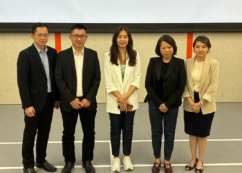 LIM Sin Yin (tengah) bersama pengurusan BIG CARING pada Majlis Pengenalan Pusat Pengedaran Baharu di Klang, hari ini.