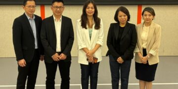 LIM Sin Yin (tengah) bersama pengurusan BIG CARING pada Majlis Pengenalan Pusat Pengedaran Baharu di Klang, hari ini.