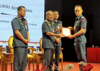 AHMAD Izram Osman (dua dari kiri) menyampaikan anugerah kepada seramai 54 penerima Anugerah Perkhidmatan Cemerlang (APC) dan 32 anggota bomba yang berkhidmat selama 30 tahun pada Majlis Penganugerahan APC Tahun 2025 dan Sijil Perkhidmatan 30 Tahun JBPM Kelantan di Kota Bharu, Kelantan. - UTUSAN/MUSTAQIM MOHAMED