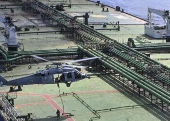 ANGGOTA tentera AS menaiki kapal M/T Majestic X. -Jabatan Pertahanan AS