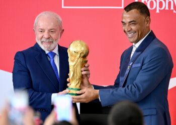 PRESIDEN Brazil, Luiz Inacio Lula da Silva (kiri) dan Cafu bergambar bersama trofi Piala Dunia. - AFP