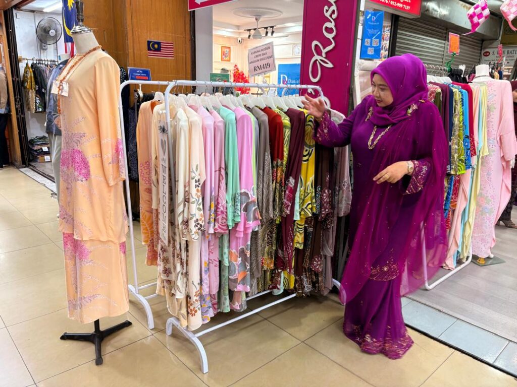 Bazar Buluh Kubu dinaik taraf, 150 peniaga batik dan kraf pindah ke tempat baharu