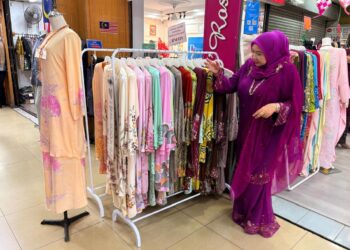 NIK Rosmawati Nik Yusof  menunjukkan baju batik yang dijual di Bazar Buluh Kubu Kota Bharu, Kelantan. - UTUSAN/ ROSLIZA MOHAMED