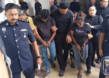 EMPAT sekeluarga dihadapkan ke Mahkamah Majistret Taiping hari ini atas pertuduhan membunuh seorang kanak-kanak perempuan berusia sembilan tahun, minggu lalu.