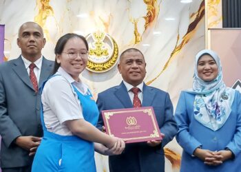 SAARANI Mohamad (tengah) pada Majlis Penganugerahan Biasiswa Menteri Besar Perak Tahun 2026  kepada Calon SPM dan Penyerahan Mock Cheque Biasiswa Agrotek Perak SADC-YP di Bangunan Perak Darul Ridzuan di Ipoh hari ini.