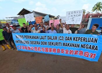 SEBAHAGIAN pengusaha bot nelayan laut dalam C2 berhimpun bagi merayu kerajaan membantu mereka berikutan kenaikan mendadak harga diesel sehingga menjejaskan operasi mereka di Kuantan, Pahang. - UTUSAN/SHAIKH AHMAD RAZIF