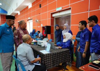 ABU Bakar Hamzah dan Affendi Rajini Kanth pada program Perlis Mendengar Rintihan Rakyat DUN Beseri di  Dewan Seri Melati, Padang Besar, Perlis semalam.-UTUSAN