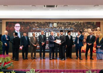 WAN ROSDY Wan Ismail (depan) menyampaikan Insentif kepada Pelajar Maahad Tahfiz yang memperoleh keputusan cemerlang SPM 2025 di Yayasan Pahang di Kuantan, Pahang.