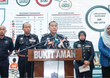 MOHD. Khalid Ismail pada sidang media Op Hazard 3.0 di Menara 1 Bukit Aman, Kuala Lumpur, semalam. - UTUSAN/ISKANDAR ISHAK