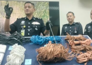 SARUDIN Samah menunjukkan kabel telekomunikasi dipercayai dicuri kumpulan dikenali 'geng Daud' ketika sidang akhbar di IPD Selama. - UTUSAN/WAT KAMAL ABAS