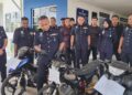 HAFEZUL Helmi Hamzah menunjukkan rampasan barang kes curi motosikal selepas menahan 11 ahli 'Geng Muncung' dalam sidang akhbar di IPD Perak Tengah, Seri Iskandar, Parit hari ini.