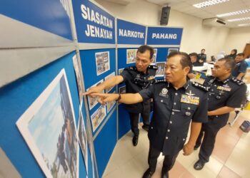 YAHAYA Othman (dua dari kiri) melihat gambar Op Hawk selepas Program Derma Darah sempena Hari Polis Ke-219 di Kuantan, Pahang.