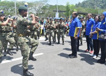 ZAMBRY Abdul Kadir (empat dari kanan) menyaksikan persembahan pelajar semasa Majlis Lawatan Kerja Menteri Pendidikan Tinggi ke Unimap, Pauh Putra, Arau, Perlis, hari ini. -UTUSAN/ASYRAF MUHAMMAD
