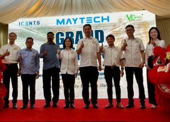 TEO Kok Seong (tengah) bergambar selepas merasmikan pembukaan Kilang Maytech Cleanroom Manufacturing Sdn. Bhd. di Pajam, Mantin, Seremban, hari ini. – UTUSAN/NOR SHAFIQAH MOHD. GHAZALI