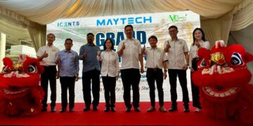 TEO Kok Seong (tengah) bergambar selepas merasmikan pembukaan Kilang Maytech Cleanroom Manufacturing Sdn. Bhd. di Pajam, Mantin, Seremban, hari ini. – UTUSAN/NOR SHAFIQAH MOHD. GHAZALI