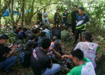 ARZMI Abdullah (kanan) memeriksa sebahagian individu yang disyaki penagih dadah dalam Op Perdana di sebuah ladang kelapa sawit di Bandar Seri Bandi, Kemaman, Terengganu. - UTUSAN/PUQTRA HAIRRY