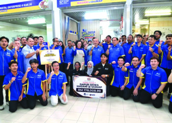 DR. Azlinda Azman dan Dr. Zaliman Sauli bersama pelajar semasa perasmian Dapur Siswa@UniMAP di universiti itu, di Perlis.