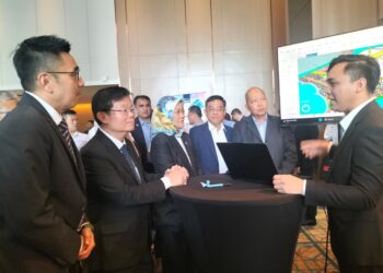 CHOW Kon Yeow (dua dari kiri) mendengar taklimat mengenai program publisiti dan penyertaan awam laporan akhir draf Rancangan Tempatan Penang Silicon Island (RTPSI) 2050 di Bayan Lepas, Pulau Pinang, hari ini. UTUSAN/SAFINA RAMLI