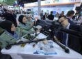 PELAWAT DSA 2026 dan NATSEC 2026 teruja melihat senjata api jenis Colt MK47 yang dipamerkan di MITEC, Kuala Lumpur, semalam.-UTUSAN/AMIR KHALID