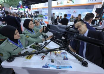 PELAWAT DSA 2026 dan NATSEC 2026 teruja melihat senjata api jenis Colt MK47 yang dipamerkan di MITEC, Kuala Lumpur, semalam.-UTUSAN/AMIR KHALID