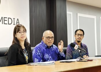 MOHAMMAD Zahir Abdul Khalid (tengah) dalam sidang akhbar mengenai sidang DUN Perak di Ipoh hari ini. - UTUSAN/LIYANA RAMLI