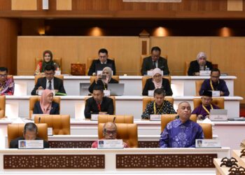 SAARANI Mohamad (kanan) pada persidangan Dewan Undangan Negeri di Bangunan Perak Darul Ridzuan hari ini.