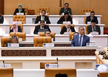 SAARANI Mohamad (kanan) pada Sidang Dewan Undangan Negeri (DUN) Perak hari ini.