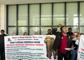 KALAIVANAR mewakili aktivis serta NGO di perkarangan Kementerian Sumber Asli dan Kelestarian bagi menyerahkan memorandum khas di Putrajaya. - UTUSAN/NURIN NABILAH MAHMOD