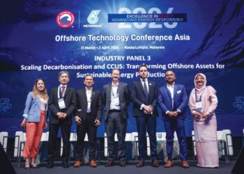 EMRY Hisham Yusoff (tiga dari kiri) selepas sesi dialog sempena OTC Asia 2026 di KLCC di sini, semalam. - UTUSAN/MUHAMAD IQBAL ROSLI