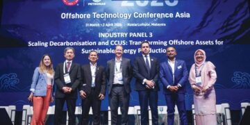 EMRY Hisham Yusoff (tiga dari kiri) selepas sesi dialog sempena OTC Asia 2026 di KLCC di sini, semalam. - UTUSAN/MUHAMAD IQBAL ROSLI