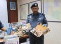 MOHD. Asri Seman menunjukkan bahan sisa elektronik atau e-waste yang dirampas dalam sidang akhbar di Pejabat Kastam Diraja Daerah Bentong di Bentong Pahang. - UTUSAN/SALEHUDIN MAT RASAD