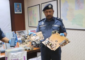 MOHD. Asri Seman menunjukkan bahan sisa elektronik atau e-waste yang dirampas dalam sidang akhbar di Pejabat Kastam Diraja Daerah Bentong di Bentong Pahang. - UTUSAN/SALEHUDIN MAT RASAD