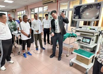 TUANKU Syed Faizuddin Putra Jamalullail (kiri) berkenan mendengar penerangan tentang peralatan terdapat di Unit Perubatan Respiratori HTF bersempena Program Majlis Agama Islam dan Adat Istiadat Melayu Perlis (MAIPs) Peduli di sekitar Kangar, Perlis. -UTUSAN